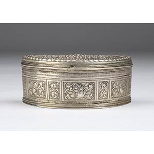 Half-moon silver box - Burma, 19th ... 