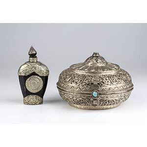 Lot consisting of a snuff bottle and a ... 