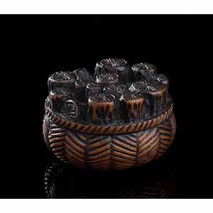 NETSUKE IN LEGNO DI BOSSO CON CESTO DI ... 