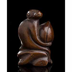 NETSUKE IN LEGNO DI BOSSO CON SCIMMIA E ... 