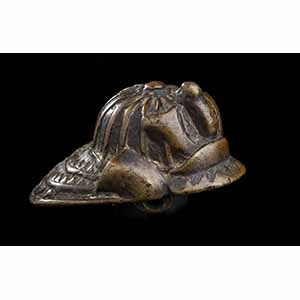 NETSUKE IN BRONZO CON KABUTOGiappone, XIX ... 