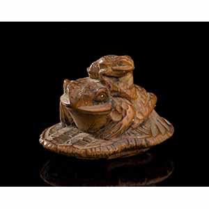 NETSUKE IN LEGNO DI BOSSO CON ROSPI SU ... 