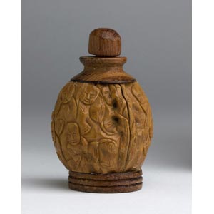 A carved nut;XX century; 6 cm; 