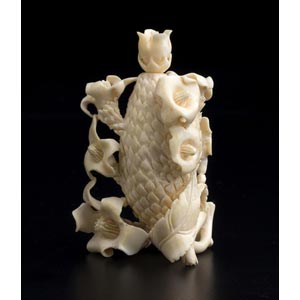 A vegetable carved ivory snuff bottle and ... 