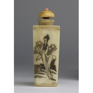 A bone snuff bottle;XX century; 8 ... 