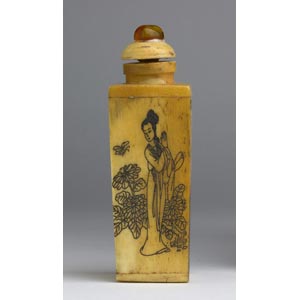 A bone snuff bottle;XX century; 8,6 cm; 