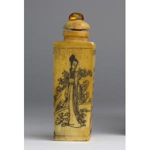 A bone snuff bottle;XX century; ... 