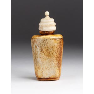 Carved bone snuff bottle;XX Century; 7,5 cm; 