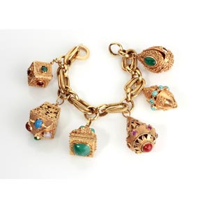 GOLD BRACELET; six charms decorated with ... 