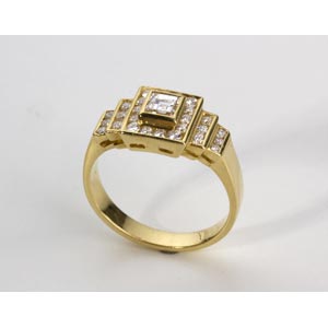 DIAMOND GOLD RING; set with round cut ... 