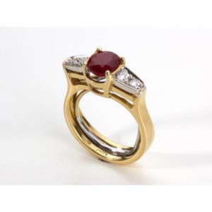 RUBY DIAMOND GOLD RING; set with an oval ... 
