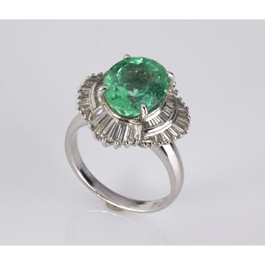 EMERALD DIAMOND GOLD RING; set with an oval ... 