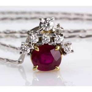 RUBY DIAMOND NECKLACE; set with an ... 