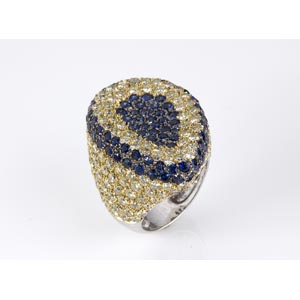 SAPPHIRE AND DIAMOND GOLD RING; shaped as a ... 