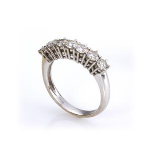 DIAMOND GOLD RING; set with seven round ... 