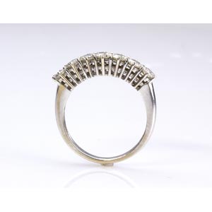 DIAMOND GOLD RING; set with seven ... 