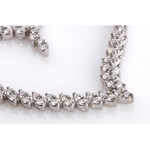 DIAMOND NECKLACE ; shaped as a ... 