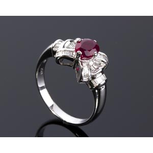 RUBY DIAMOND RING; set with an oval natural ... 