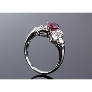 RUBY DIAMOND RING; set with an ... 