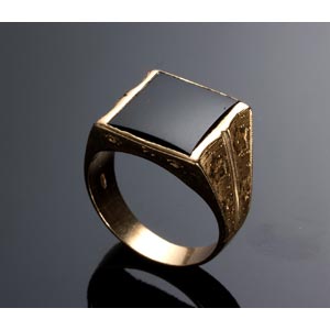 18K GOLD ONYX RING - ITALY, 1940S; Weight ... 