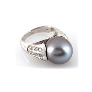 PEARL AND DIAMOND GOLD RING; Tahitian pearl ... 
