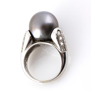 PEARL AND DIAMOND GOLD RING; ... 
