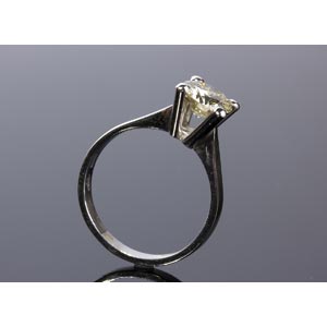 DIAMOND RING; a solitaire diamond ... 