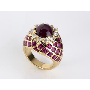 RUBY DIAMOND GOLD RING; set with cabochon ... 