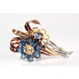 SAPPHIRE GOLD BROOCH; three color gold ... 