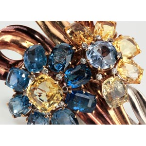 SAPPHIRE GOLD BROOCH; three color ... 