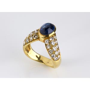 BLUE SAPPHIRE DIAMOND RING; set with ... 