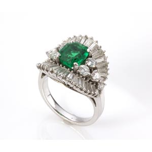 EMERALD DIAMOND GOLD RING; set with natural ... 
