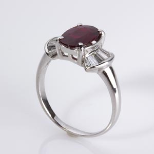 RUBY DIAMOND GOLD RING; oval shaped ruby ... 
