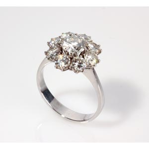DIAMOND RING; set with central brilliant cut ... 