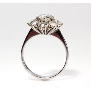 DIAMOND RING; set with central ... 