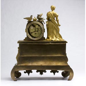 A FRENCH GILT-BRONZE TABLE CLOCK - ... 