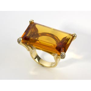 GOLD QUARTZ DIAMOND RING; decorated with ... 