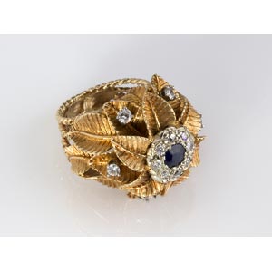 DIAMOND SAPPHIRE GOLD  RING; shaped as ... 