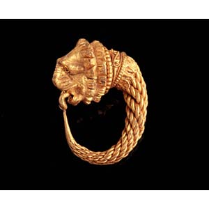 Gold lion’s head earring  Magna ... 