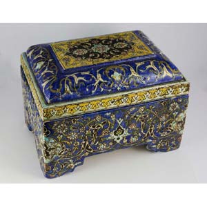 Ceramic casket decorated with floral motifs ... 