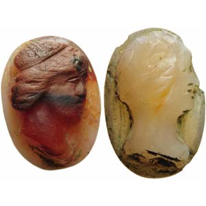 Lot of two agate cameos. Female heads turned ... 