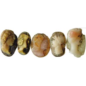 Lot of five agate cameos. Female heads in ... 
