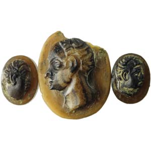 Lot of three agate cameos. Moor heads. ... 