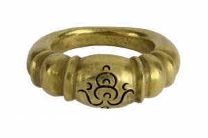 AN INDONESIAN GOLD RING WITH INSCRIPTION16 ... 