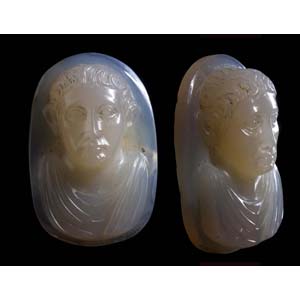 Rare and elegant chalcedony cameo. Bust of a ... 