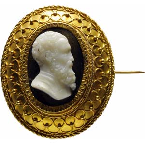 Onyx cameo set on a golden brooch. Bust of ... 