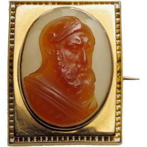 Cameo in agate set on a golden brooch. Bust ... 