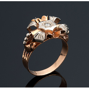 18K gold diamond ring
Flower motifs centered ... 