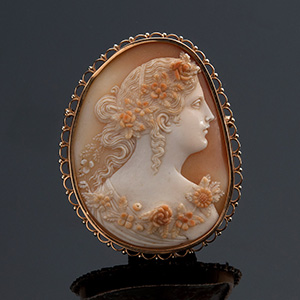 18K GOLD CAMEO BROOCH 
shell cameo depicting ... 