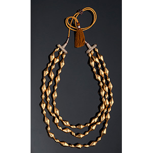 18K GOLD NECKLACE, INDIA
a three strand of ... 